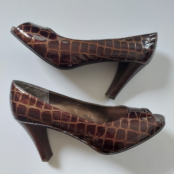 Impo Brown Heels - Picture 3 of 7